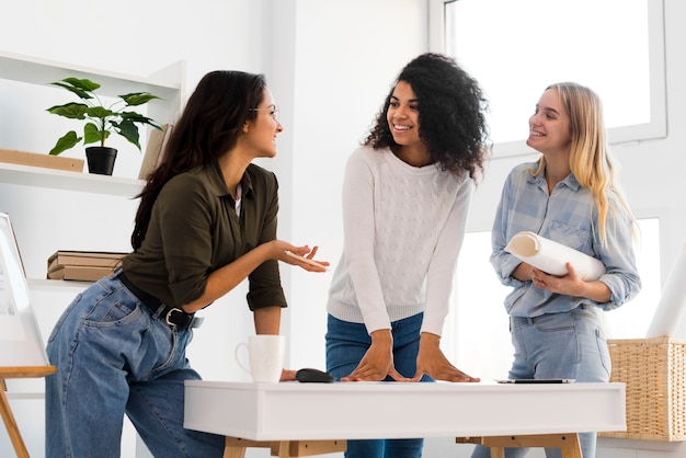 Reunión del equipo de mujeres de bajo ángulo