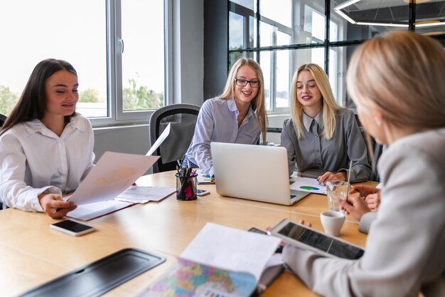 Reunión del equipo de mujeres para planificar la estrategia.