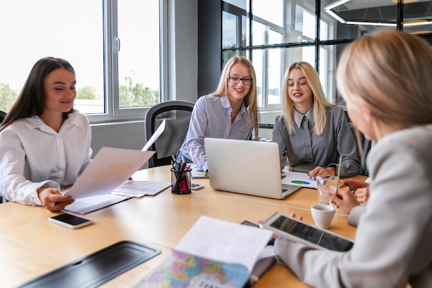 Reunión del equipo de mujeres para planificar la estrategia.