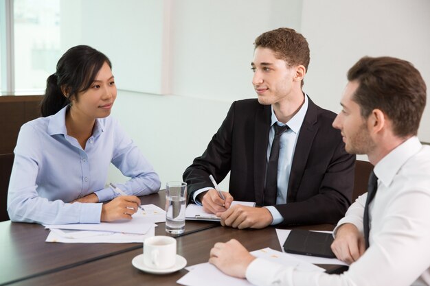 Reunión del Equipo de negocios en la oficina