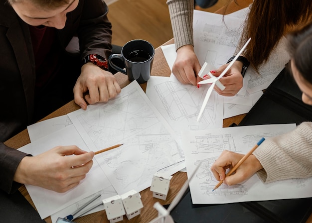 Reunión de equipo para proyecto de energía renovable