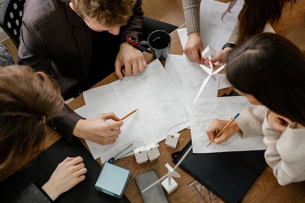 Reunión de equipo para proyecto de energía renovable