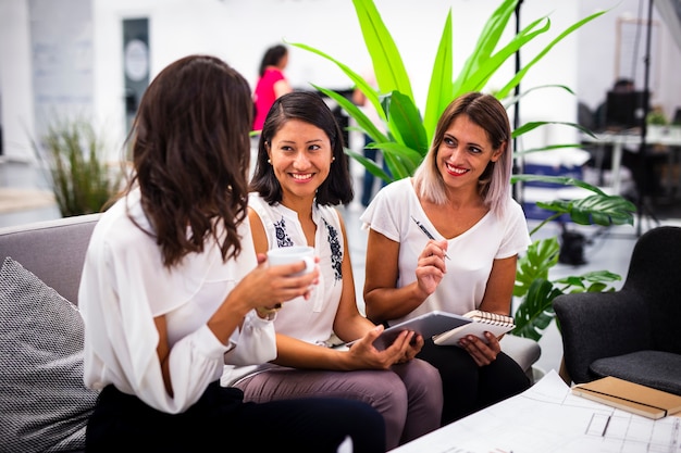 Reunión exitosa de planificación femenina en la oficina