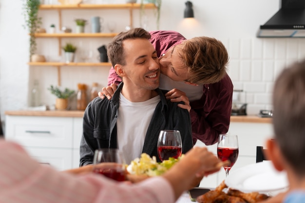 Foto gratuita reunión familiar con parejas homosexuales