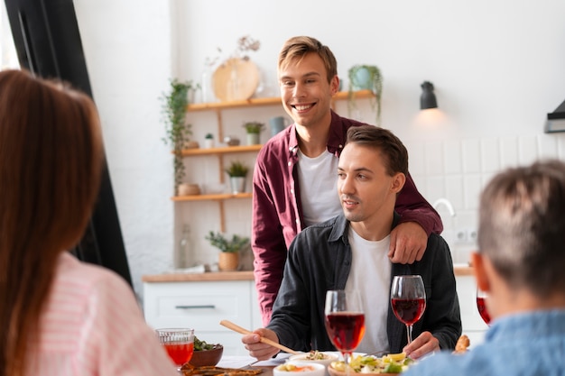 Foto gratuita reunión familiar con parejas homosexuales