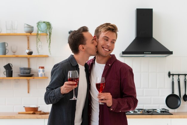 Foto gratuita reunión familiar con parejas homosexuales