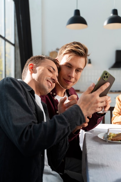 Foto gratuita reunión familiar con parejas homosexuales