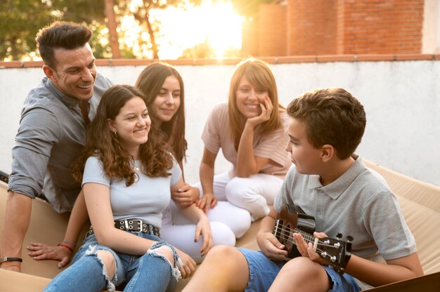 Reunión familiar y tocar el ukelele juntos