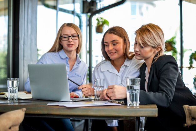 Reunión femenina de ángulo bajo en la oficina