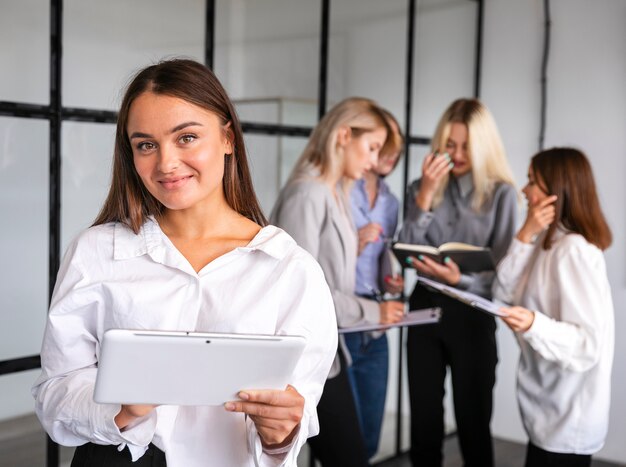 Reunión femenina en la oficina tomando notas