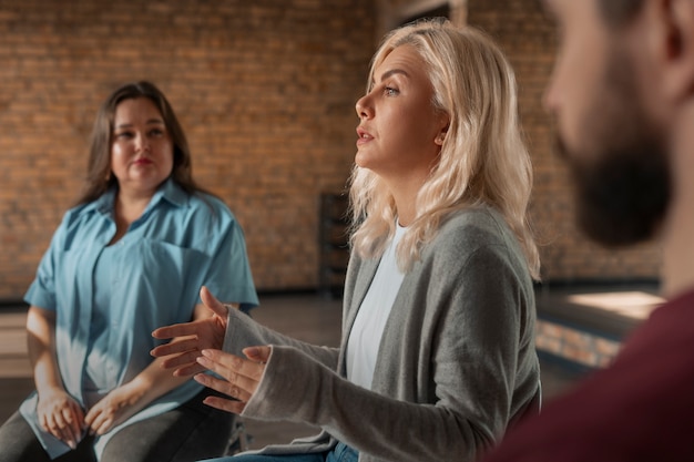 Foto gratuita reunión del grupo de apoyo de terapia psicológica