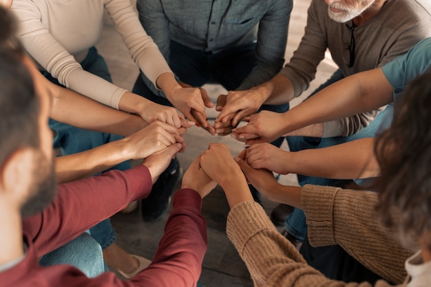 Foto gratuita reunión del grupo de apoyo de terapia psicológica