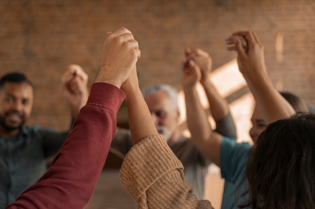 Foto gratuita reunión del grupo de apoyo de terapia psicológica