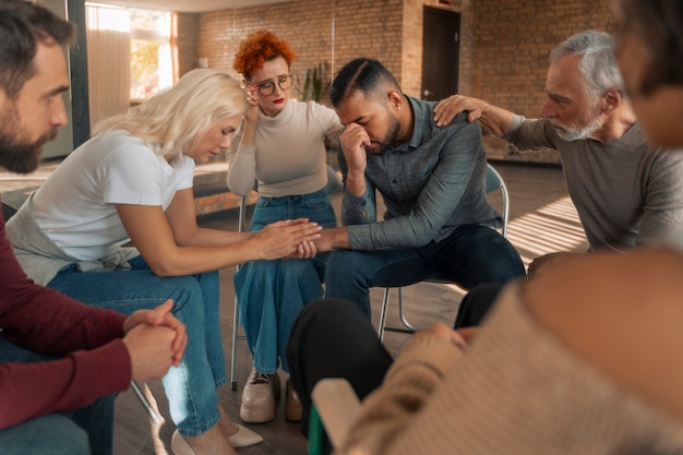 Foto gratuita reunión del grupo de apoyo de terapia psicológica