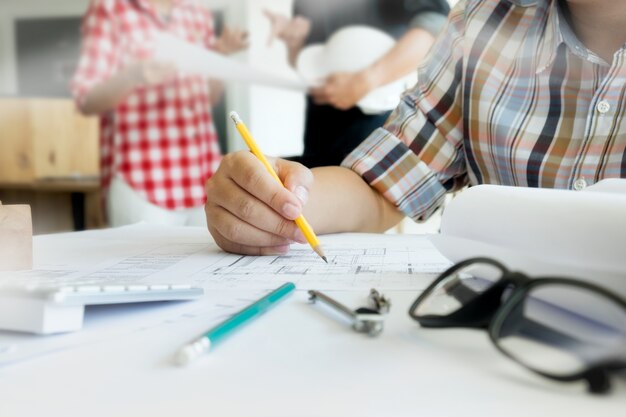 Reunión de ingenieros para proyectos arquitectónicos trabajando con socios