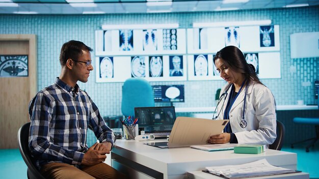 La reunión del médico con un paciente para discutir los resultados de las pruebas médicas en un gabinete