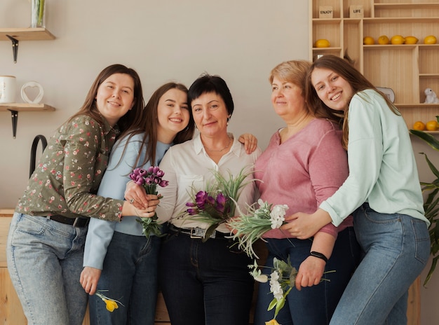 Reunión de mujeres sociales posando