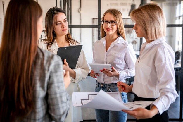 Reunión de negocios de alto ángulo en la oficina