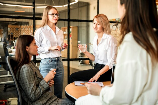 Reunión de negocios de alto ángulo en la oficina