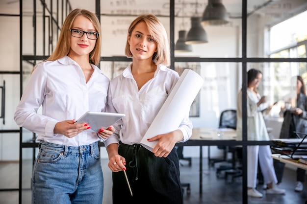 Reunión de negocios de bajo ángulo con mujeres