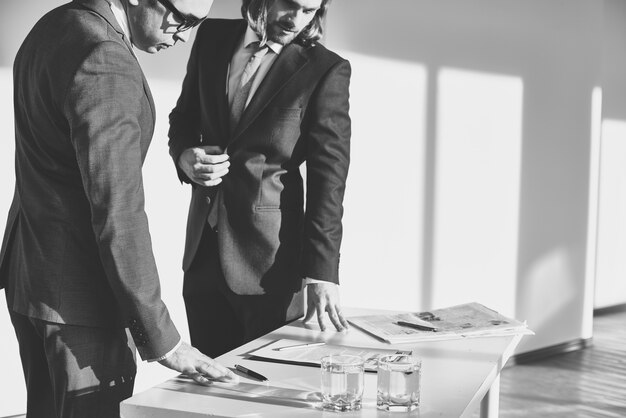 Reunión de negocios en blanco y negro