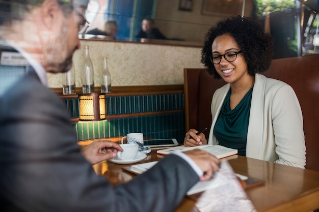 Foto gratuita reunión de negocios en un café