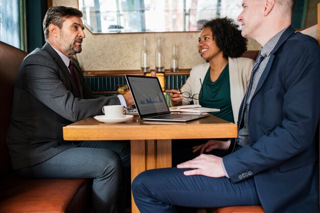 Reunión de negocios en un café