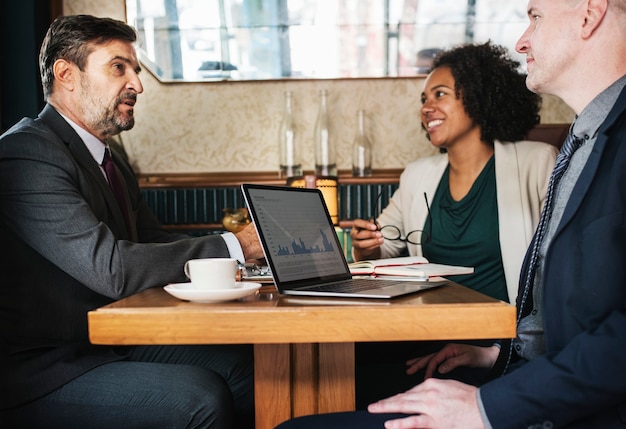 Reunión de negocios en un café