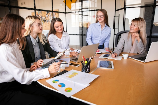 Reunión de negocios con el equipo de mujeres.