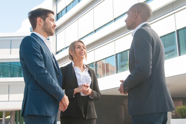 Reunión de negocios del gerente de ventas y una pareja de clientes.