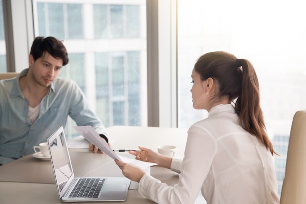 Reunión de negocios, hombre y mujer trabajando en un proyecto en la oficina