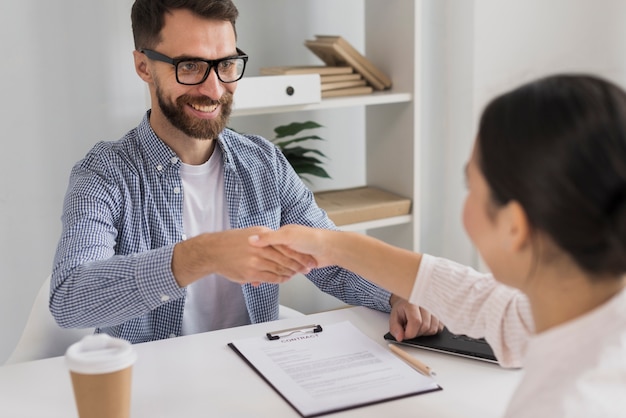 Reunión de negocios con hombres y mujeres jóvenes