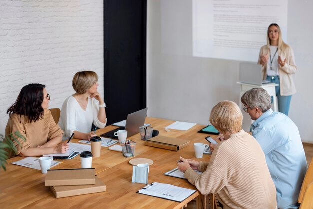 Reunión de negocios líder de mujer de tiro medio