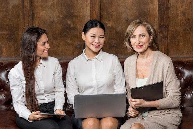 Foto gratuita reunión de negocios de mujeres sonrientes