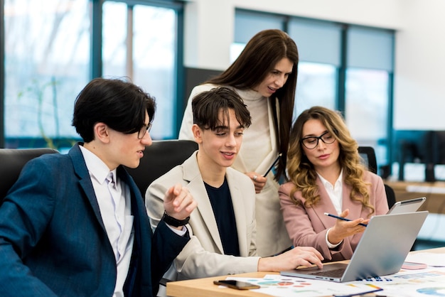 Foto gratuita reunión de negocios en una oficina