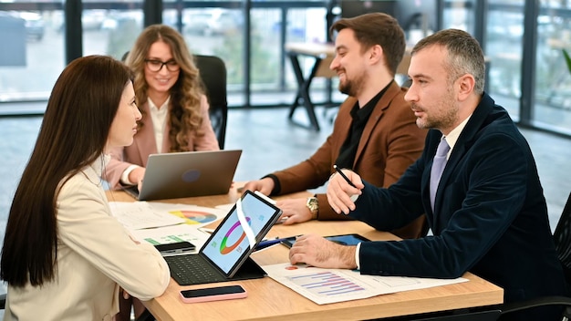 Foto gratuita reunión de negocios en una oficina