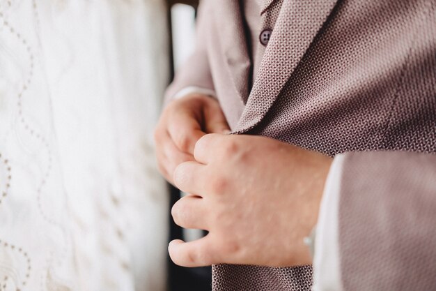 Reunión de novios, detalles, chaqueta, zapatos, relojes y botones el día de la boda.