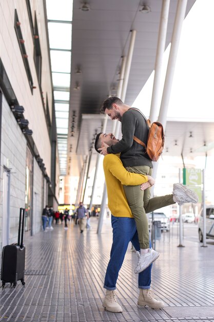 Reunión de pareja de relación a larga distancia después de mucho tiempo