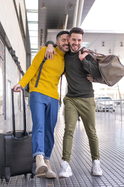 Reunión de pareja de relación a larga distancia después de mucho tiempo