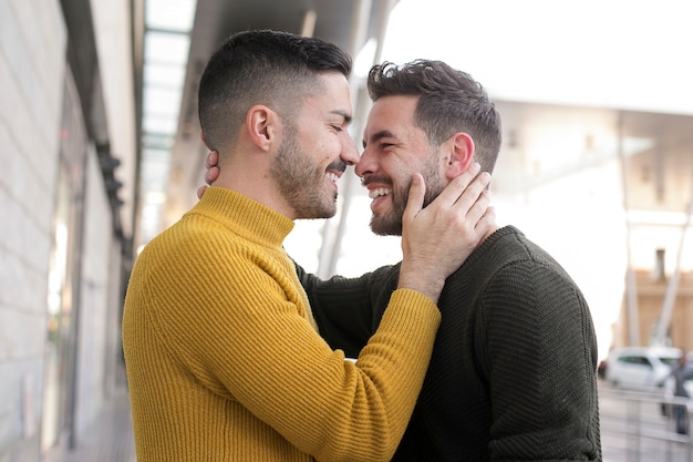 Reunión de pareja de relación a larga distancia después de mucho tiempo