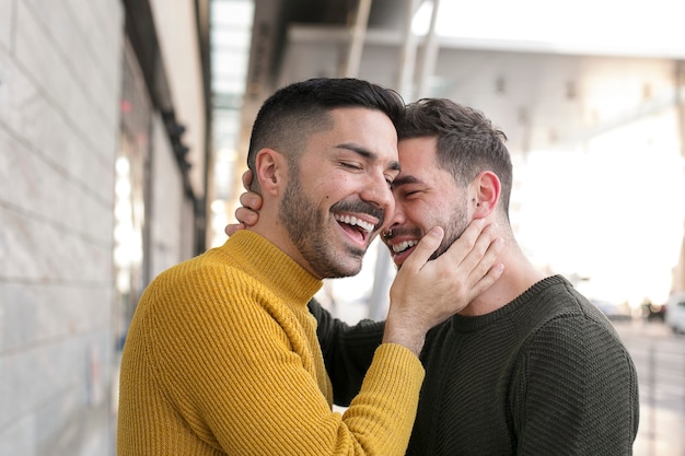 Reunión de pareja de relación a larga distancia después de mucho tiempo