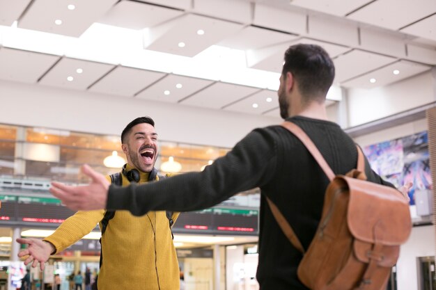 Reunión de pareja de relación a larga distancia después de mucho tiempo