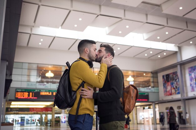 Reunión de pareja de relación a larga distancia después de mucho tiempo