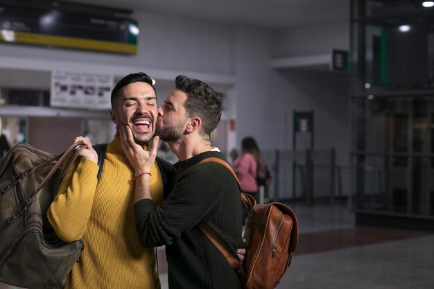 Reunión de pareja de relación a larga distancia después de mucho tiempo