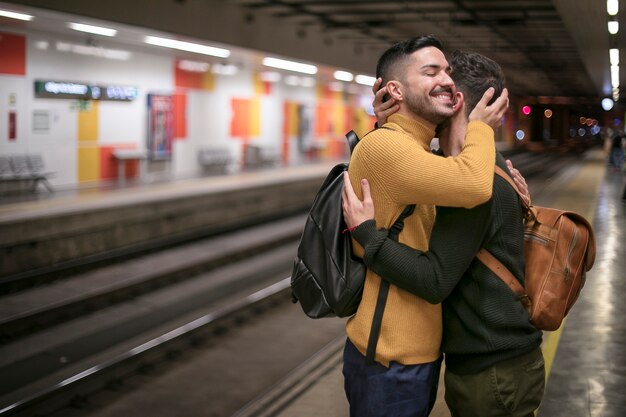 Reunión de pareja de relación a larga distancia después de mucho tiempo