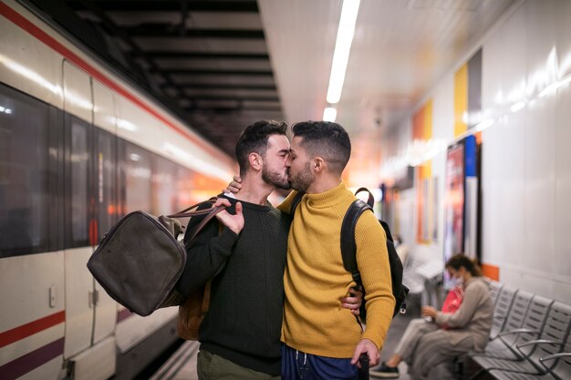 Reunión de pareja de relación a larga distancia después de mucho tiempo