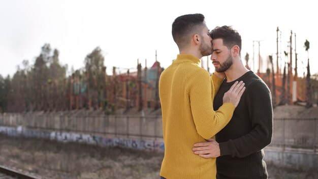 Reunión de pareja de relación a larga distancia después de mucho tiempo