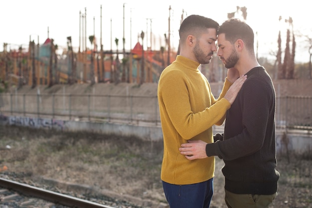 Reunión de pareja de relación a larga distancia después de mucho tiempo