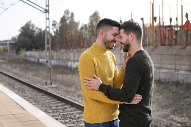 Reunión de pareja de relación a larga distancia después de mucho tiempo