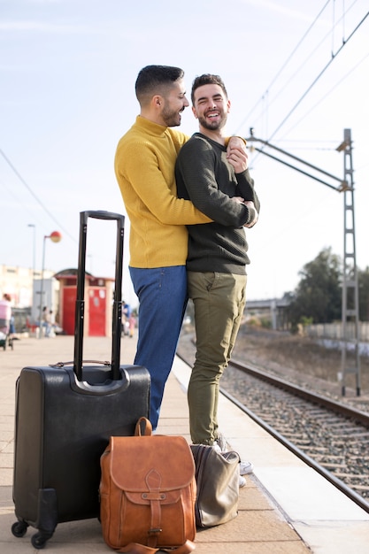 Reunión de pareja de relación a larga distancia después de mucho tiempo